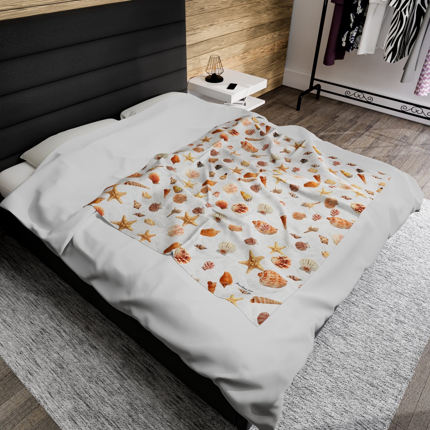 Sea shell velveteen blanket featuring print of seashells and starfish ideal for beach lovers